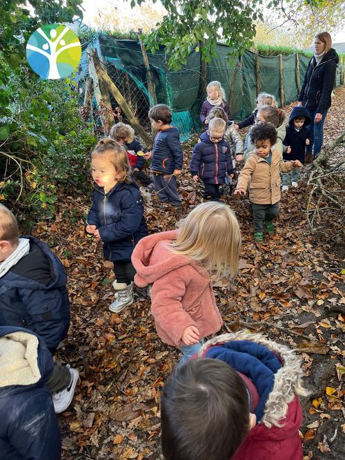 Les élèves de petite section à la recherche de l'automne
